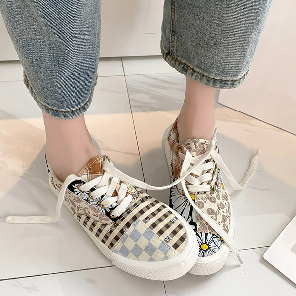 Jauns sieviešu kedu modelis ar aplikāciju un plakanu zoli