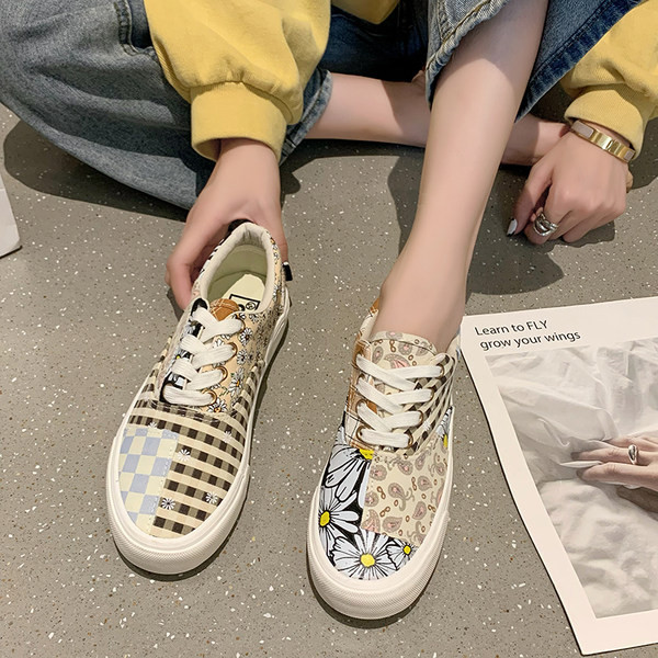 Jauns sieviešu kedu modelis ar aplikāciju un plakanu zoli