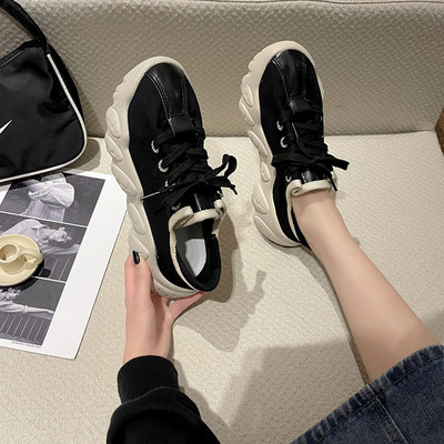 Kareda talla ja paeltega naiste tekstiilist tossud