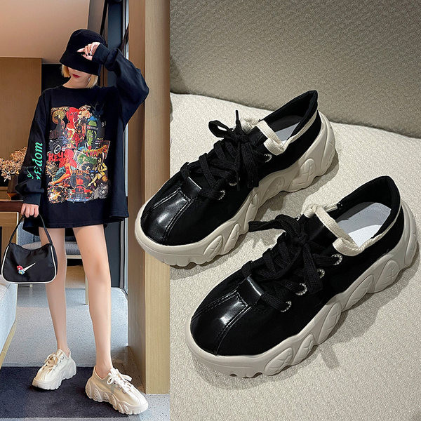 Kareda talla ja paeltega naiste tekstiilist tossud