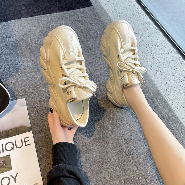 Kareda talla ja paeltega naiste tekstiilist tossud