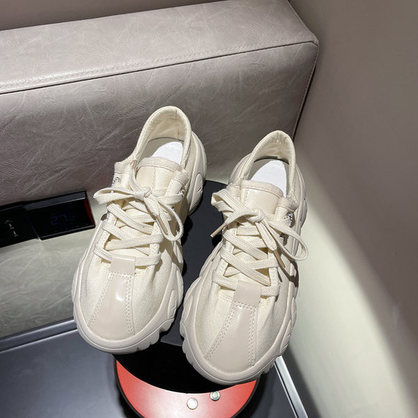 Kareda talla ja paeltega naiste tekstiilist tossud