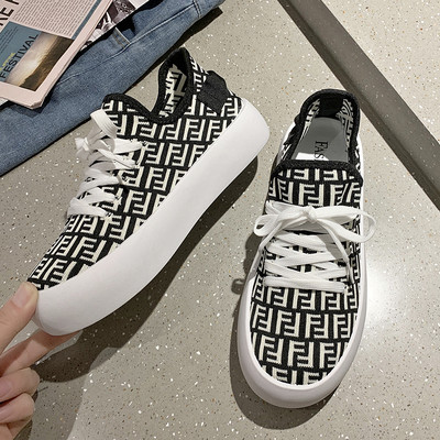 Moodsad paksu tallaga tekstiilist tossud naistele