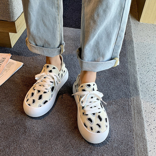 Moodsad paksu tallaga tekstiilist tossud naistele