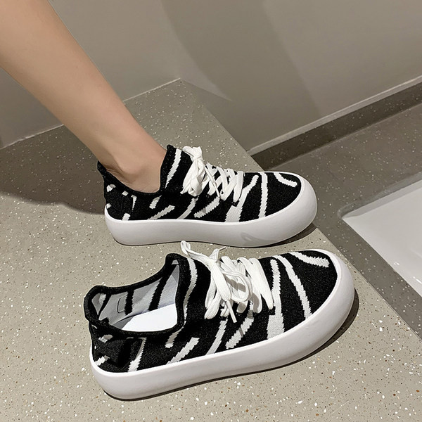 Moodsad paksu tallaga tekstiilist tossud naistele