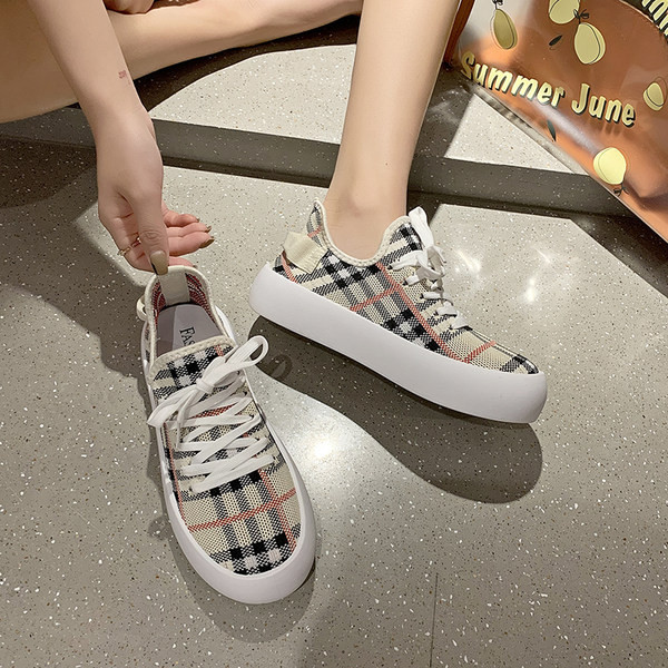 Moodsad paksu tallaga tekstiilist tossud naistele