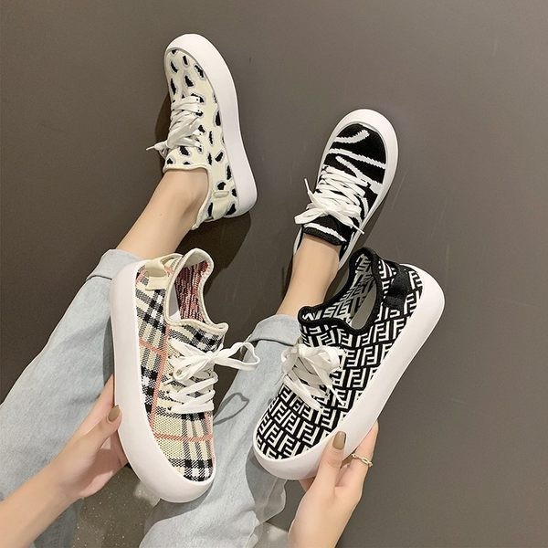 Moodsad paksu tallaga tekstiilist tossud naistele