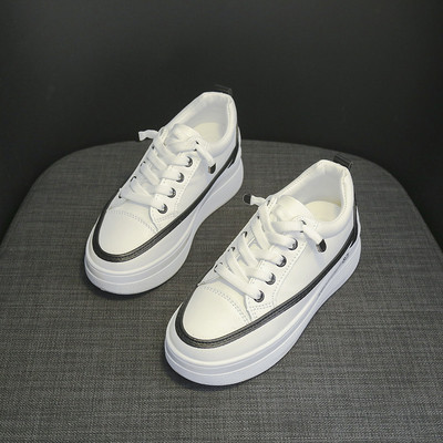 Sieviešu kedas ar plakanu zoli saitēm un uzrakstu