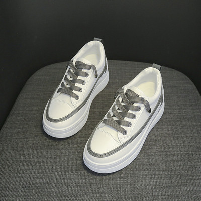 Sieviešu kedas ar plakanu zoli saitēm un uzrakstu