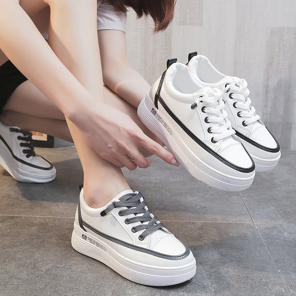 Sieviešu kedas ar plakanu zoli saitēm un uzrakstu