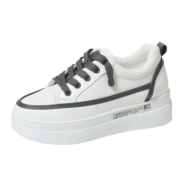 Sieviešu kedas ar plakanu zoli saitēm un uzrakstu