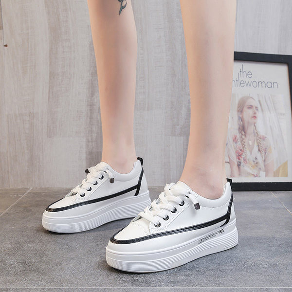 Sieviešu kedas ar plakanu zoli saitēm un uzrakstu