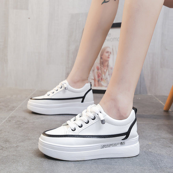 Sieviešu kedas ar plakanu zoli saitēm un uzrakstu