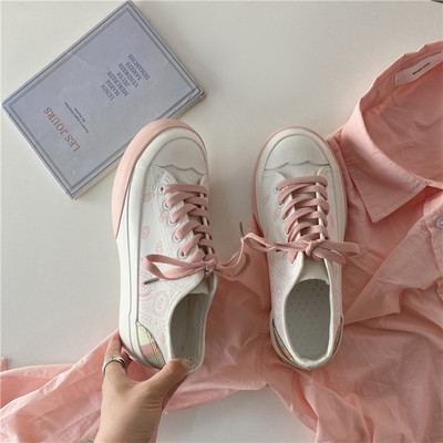 Női tornacipő eko bőrből, színes megkötővel, lapos talppal