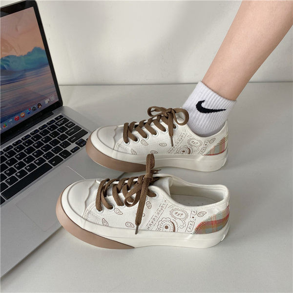 Női tornacipő eko bőrből, színes megkötővel, lapos talppal