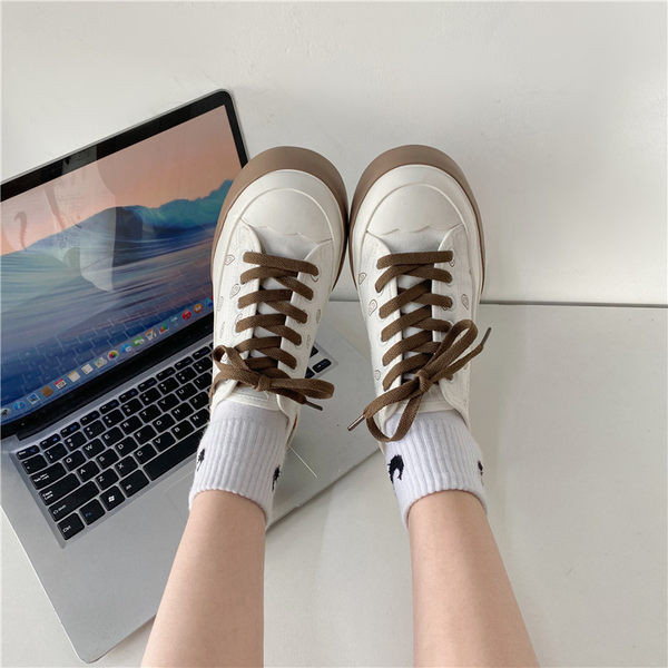 Női tornacipő eko bőrből, színes megkötővel, lapos talppal