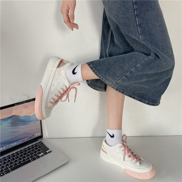 Női tornacipő eko bőrből, színes megkötővel, lapos talppal