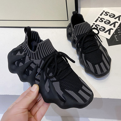 Naiste moodsad võrgust tossud