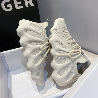 Naiste moodsad võrgust tossud