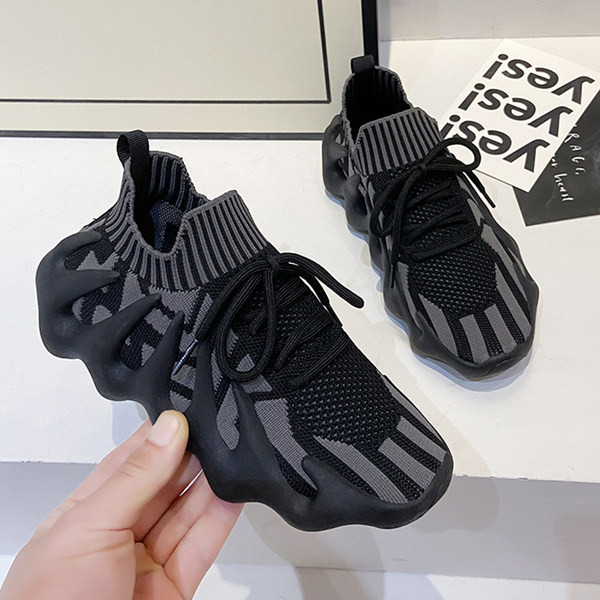 Naiste moodsad võrgust tossud