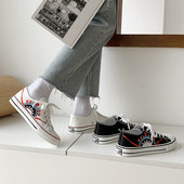 Sieviešu audekla kedas ar izšuvumiem un saitēm