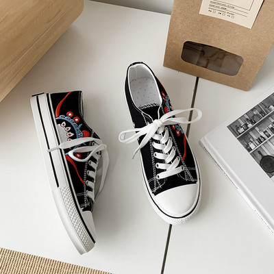 Sieviešu audekla kedas ar izšuvumiem un saitēm