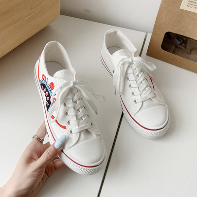 Sieviešu audekla kedas ar izšuvumiem un saitēm