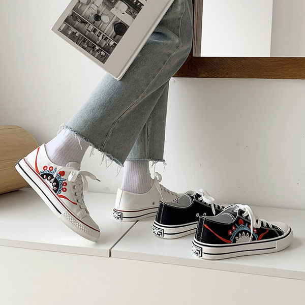 Sieviešu audekla kedas ar izšuvumiem un saitēm