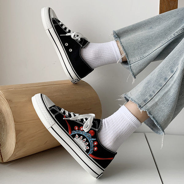 Sieviešu audekla kedas ar izšuvumiem un saitēm