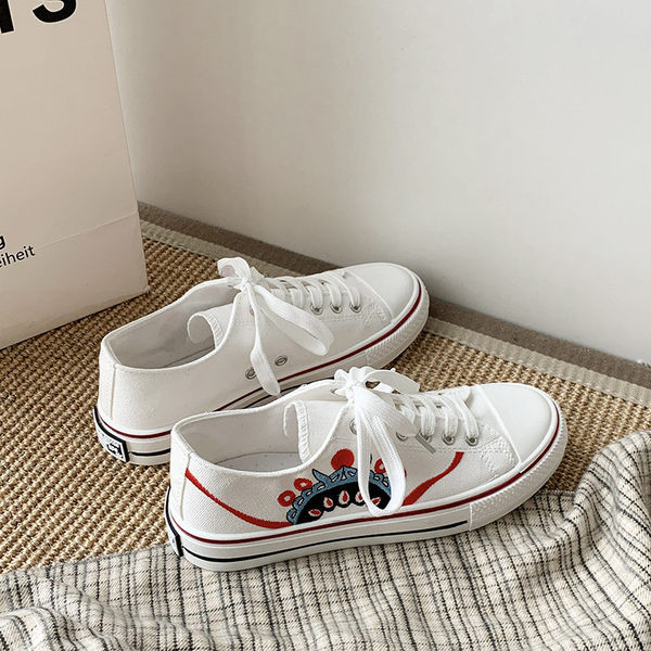 Sieviešu audekla kedas ar izšuvumiem un saitēm