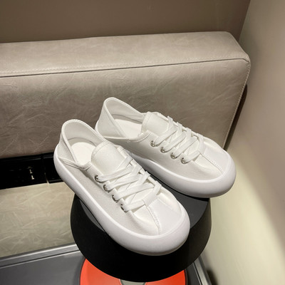 Naiste vabaaja tossud paelte ja lameda tallaga – kolmes värvitoonis