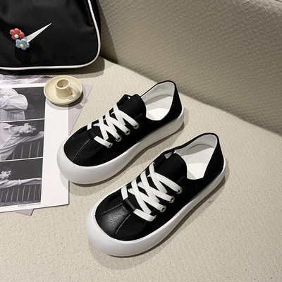 Naiste vabaaja tossud paelte ja lameda tallaga – kolmes värvitoonis