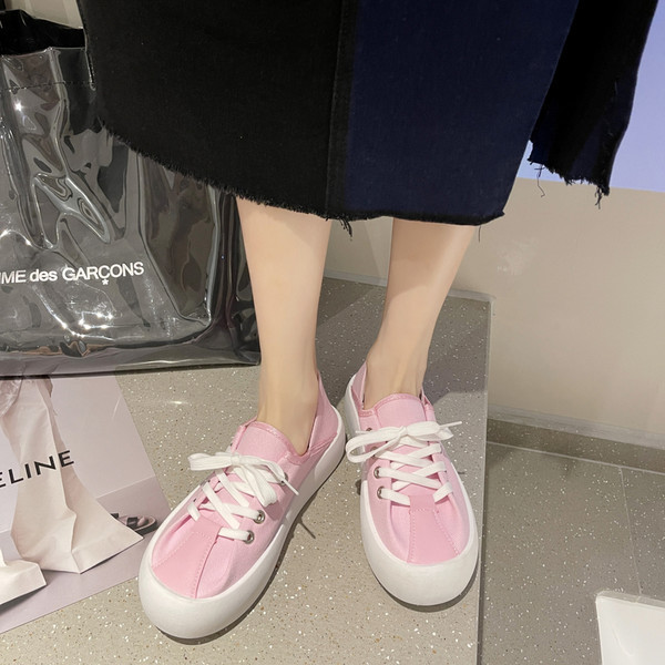 Naiste vabaaja tossud paelte ja lameda tallaga – kolmes värvitoonis