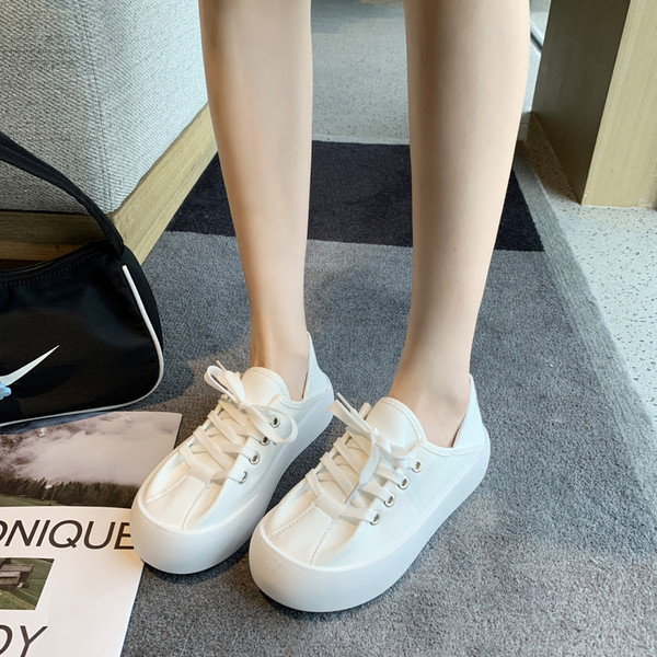 Naiste vabaaja tossud paelte ja lameda tallaga – kolmes värvitoonis