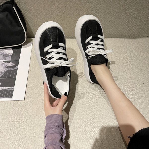 Naiste vabaaja tossud paelte ja lameda tallaga – kolmes värvitoonis