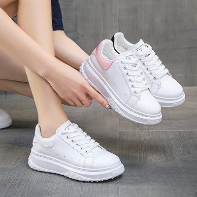 Női lekerekített tornacipő magas talppal és felirattal