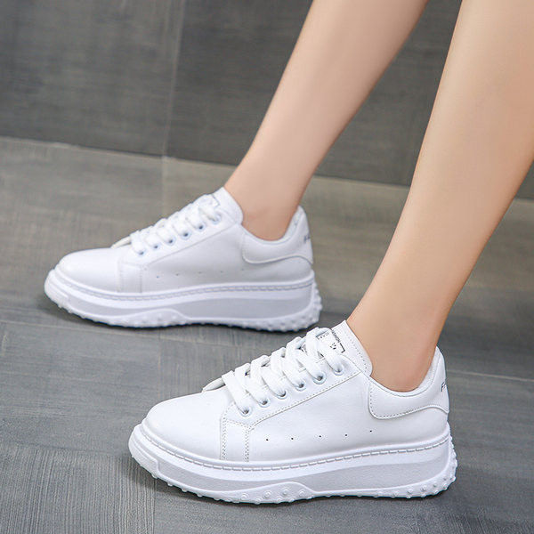 Női lekerekített tornacipő magas talppal és felirattal