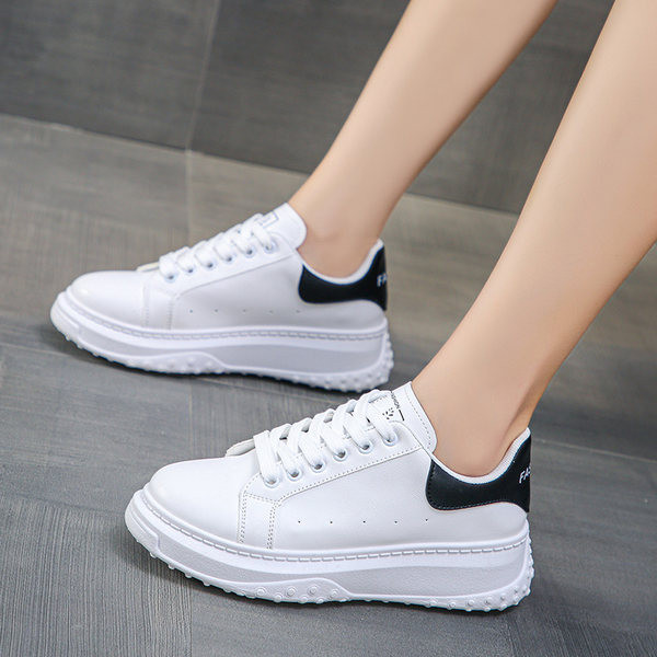 Női lekerekített tornacipő magas talppal és felirattal