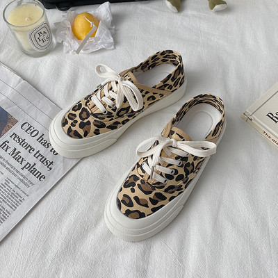 Lameda talla ja paeltega tekstiilist tossud