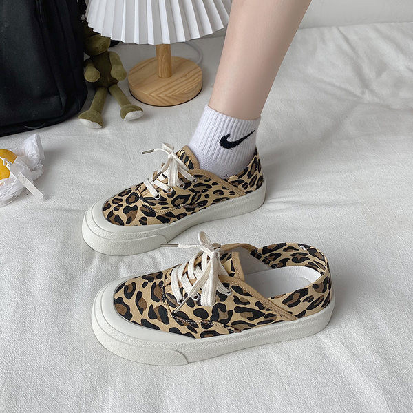 Lameda talla ja paeltega tekstiilist tossud