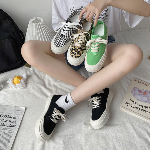 Lameda talla ja paeltega tekstiilist tossud