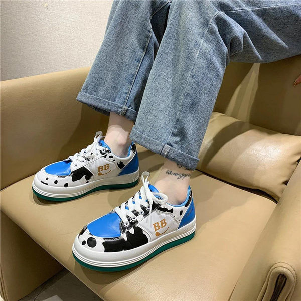 Sieviešu ādas kedas ar plakanu zoli un uzrakstu