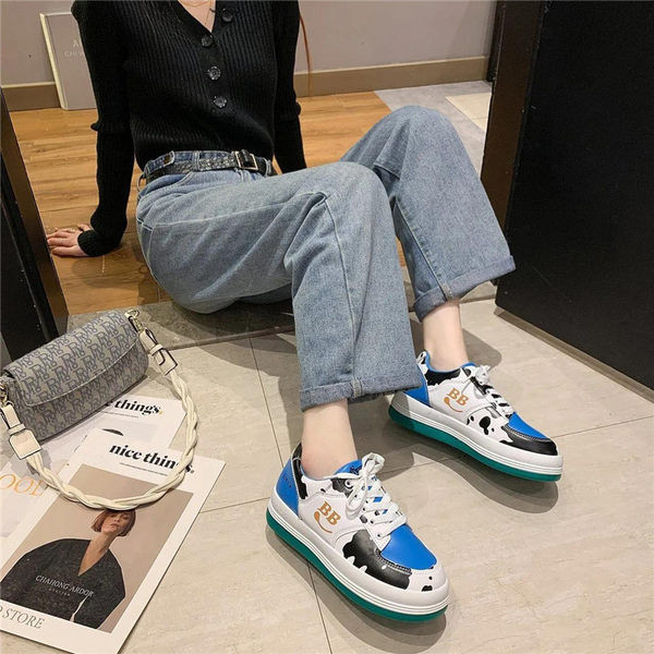 Sieviešu ādas kedas ar plakanu zoli un uzrakstu