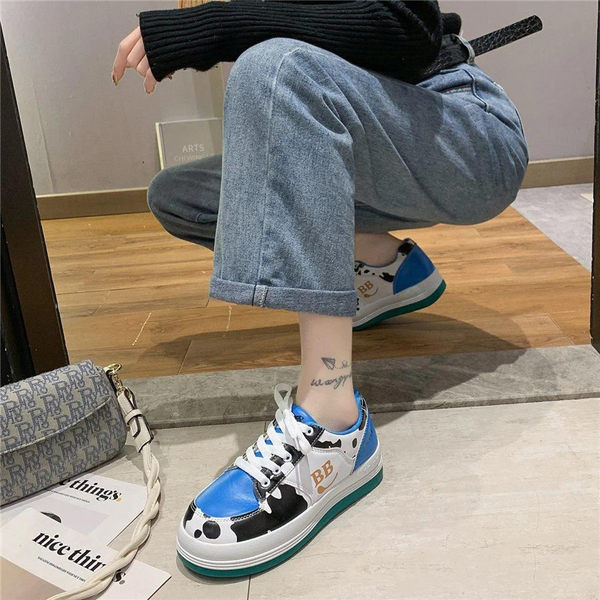 Sieviešu ādas kedas ar plakanu zoli un uzrakstu