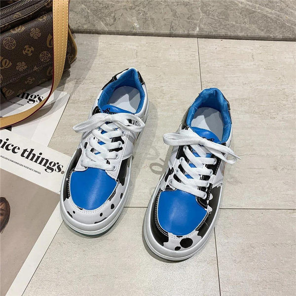 Sieviešu ādas kedas ar plakanu zoli un uzrakstu