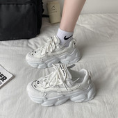 Jauna modeļa kedas ar uzrakstu un raupju zoli