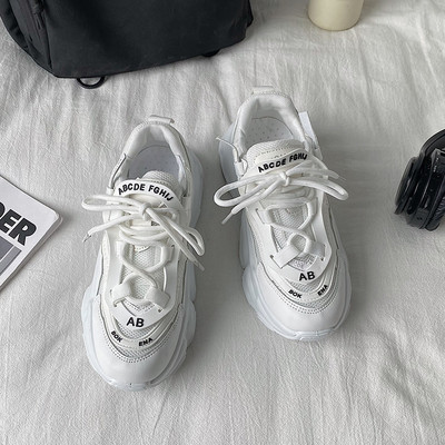 Jauna modeļa kedas ar uzrakstu un raupju zoli