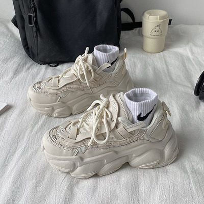 Jauna modeļa kedas ar uzrakstu un raupju zoli