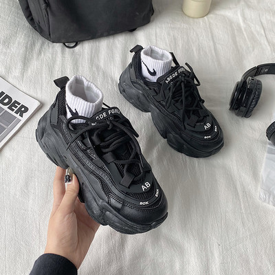 Jauna modeļa kedas ar uzrakstu un raupju zoli