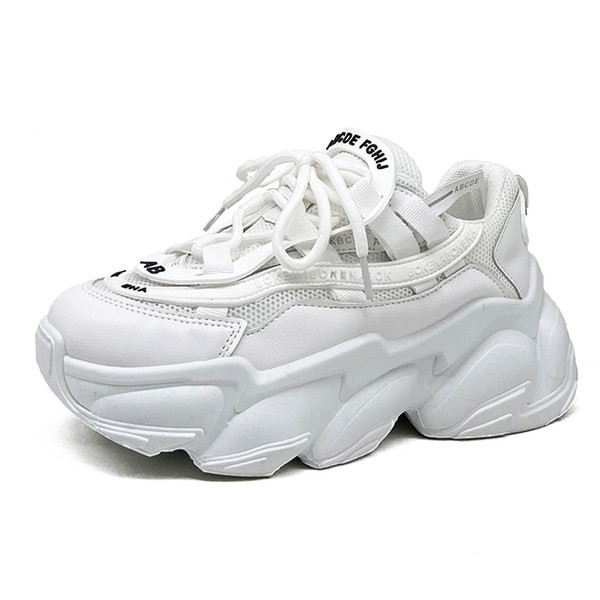 Jauna modeļa kedas ar uzrakstu un raupju zoli